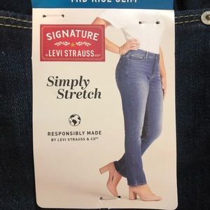 NWT Signature Levi Strauss Mid Rise Slim - Size 10M (W30/L30)